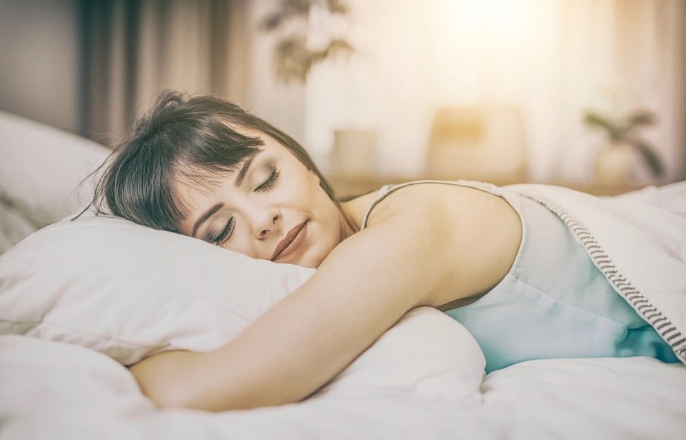 خواب راحت و آرام یک بانو روی تشک مناسب برای تسریع فرایند بهبود بدن